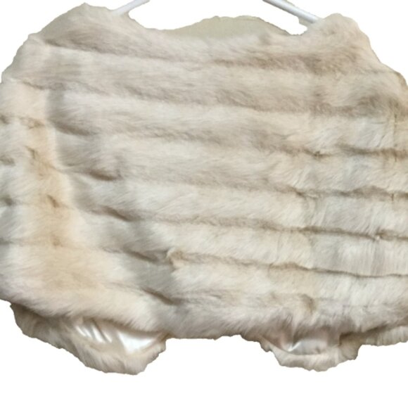 Tahari Women Size L Faux Fur Cape Wrap Capelet Champagne Pearl Brooch NWT $119 - Picture 7 of 12